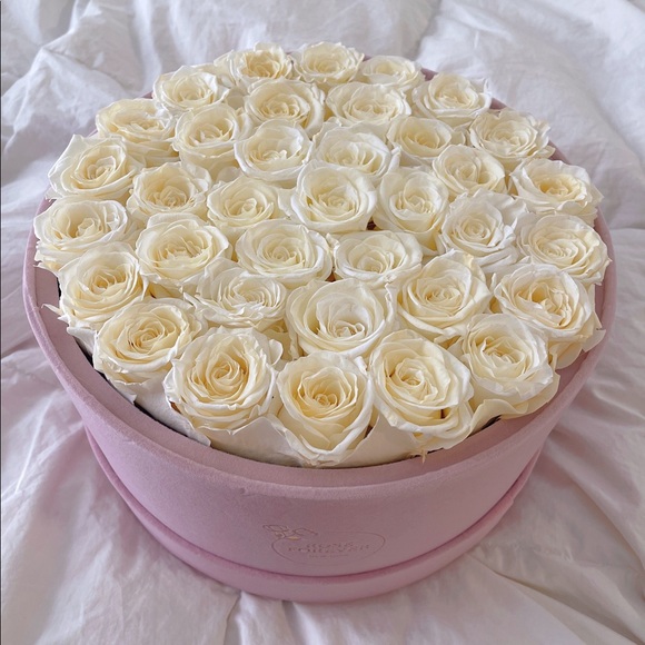 Preserved Ivory Roses in Pink Suede Hatbox - Picture 5 of 8